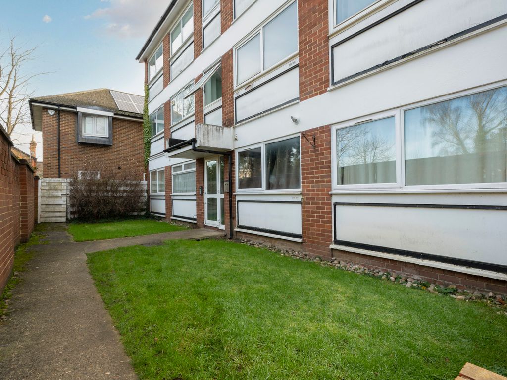 2 bed flat for sale in Kingston Road, New Malden KT3, £300,000 Zoopla