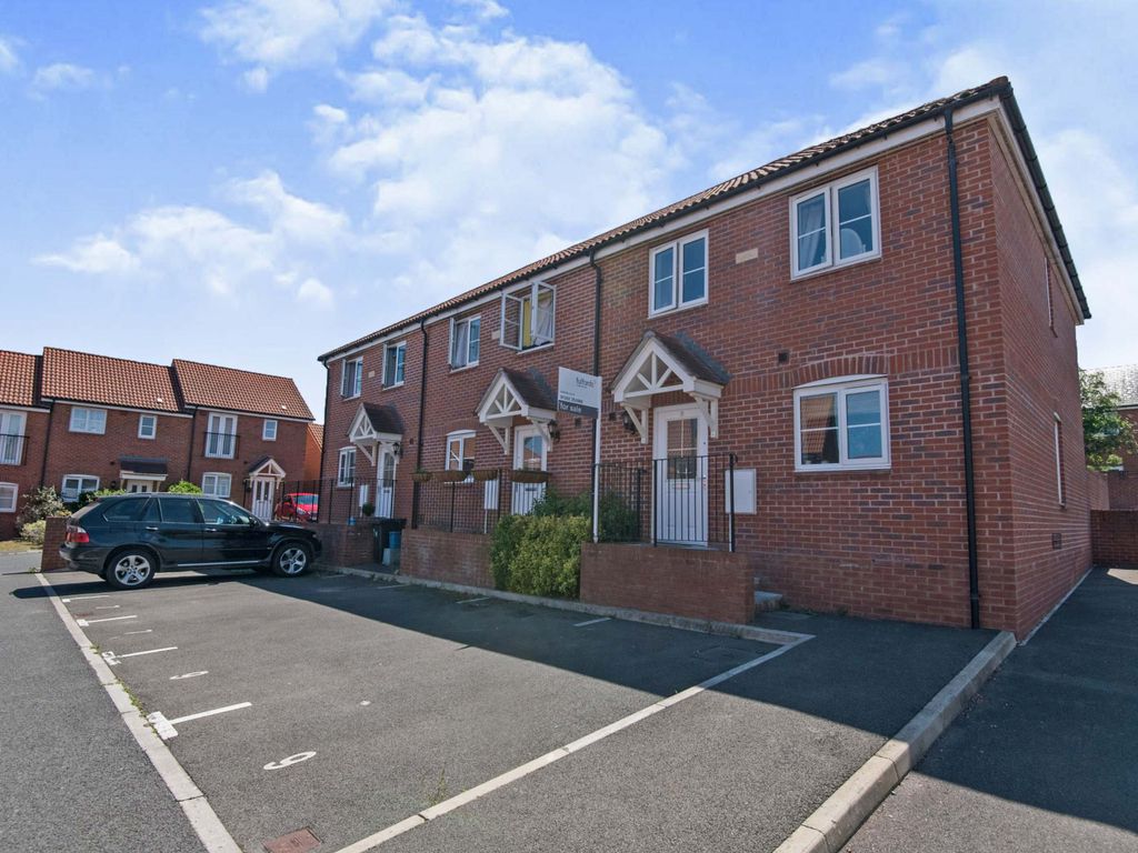 3 bed end terrace house for sale in South Hayes Meadow, Cranbrook