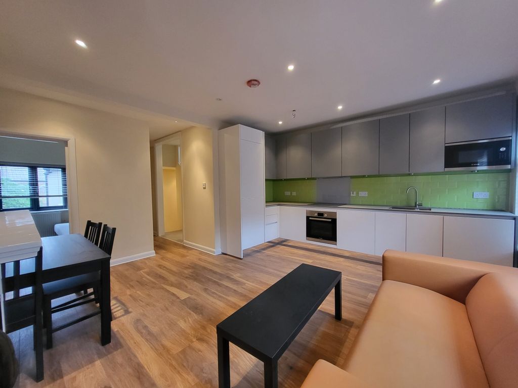 3 bed flat to rent in Adelaide Terrace, Brentford TW8 Zoopla