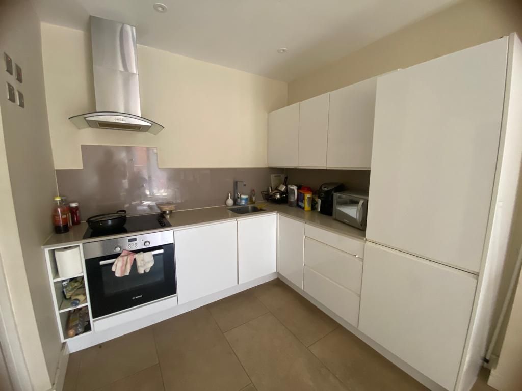 2 bed flat to rent in High Street, Slough SL1, £1,300 pcm Zoopla