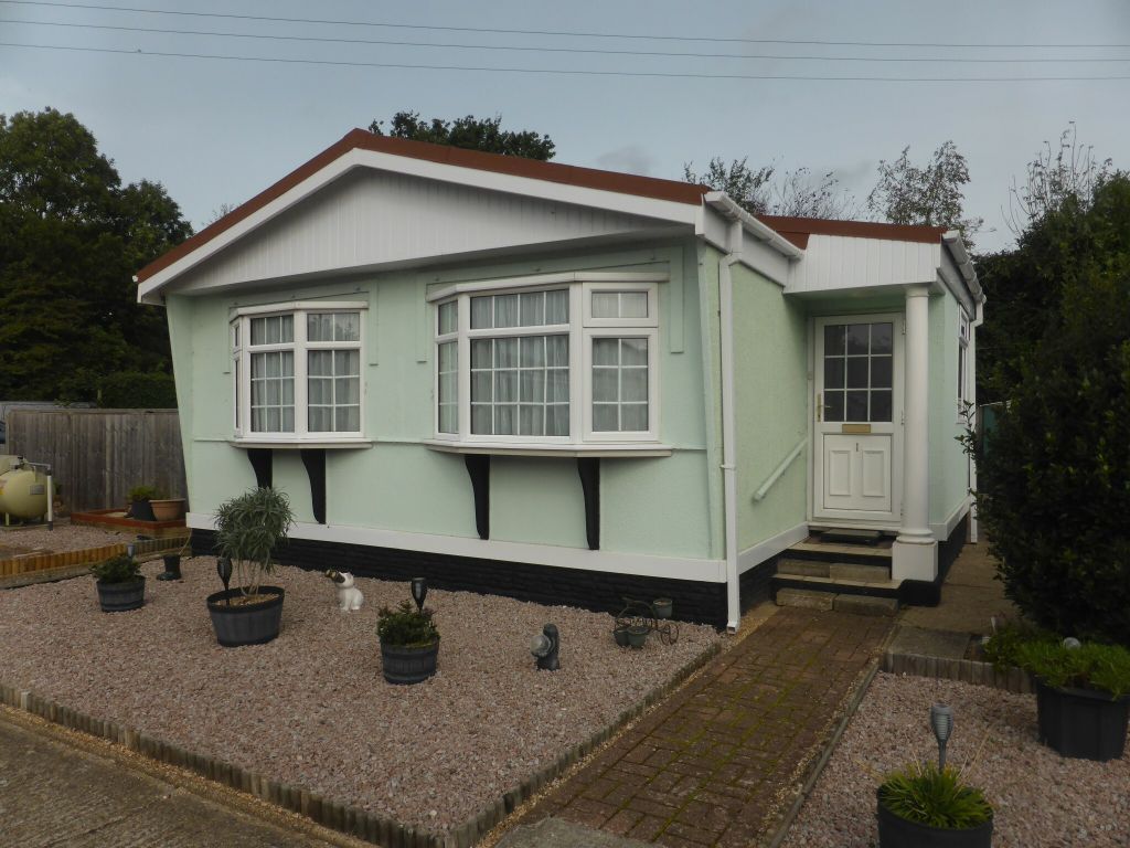 2 bed mobile/park home for sale in Stirling Avenue, Upper Halliford