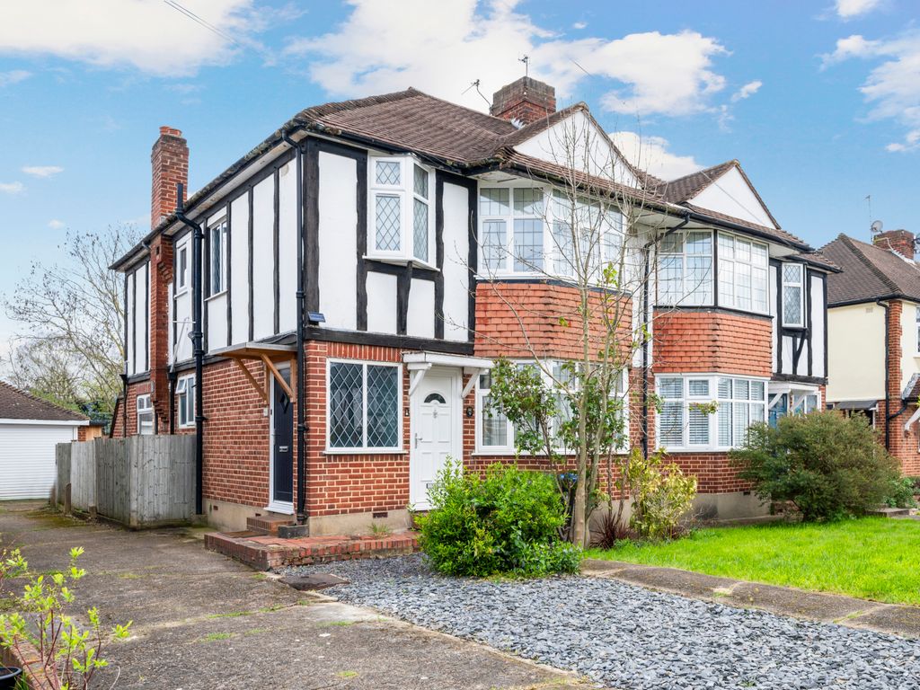 2 bed for sale in Aboyne Drive, Raynes Park SW20, £425,000