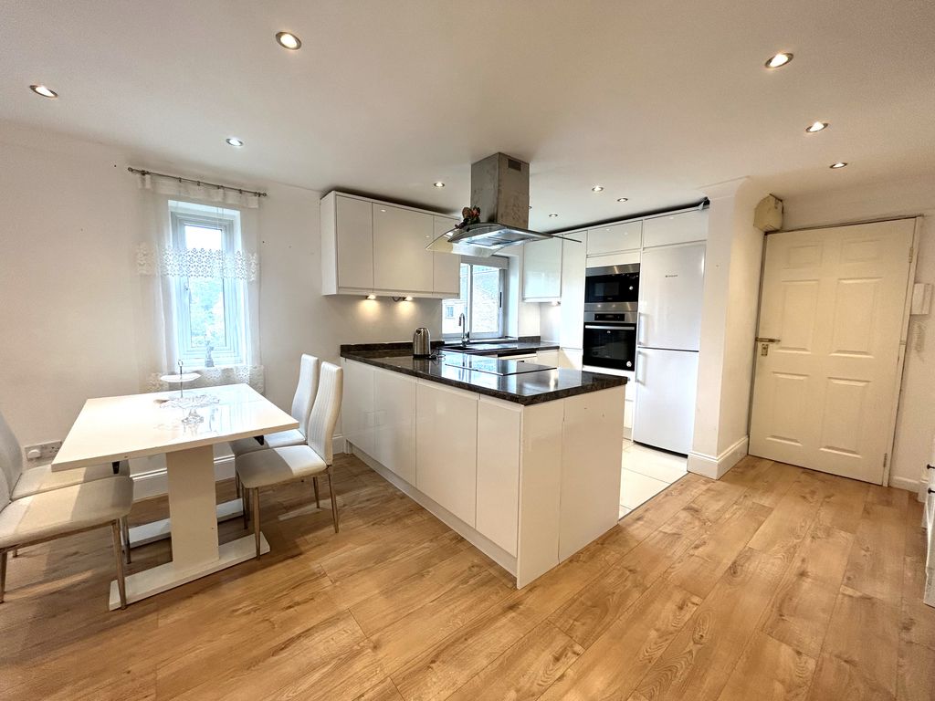 3 bed flat to rent in Ridgemont Close, Oxford, Summertown OX2, £2,250