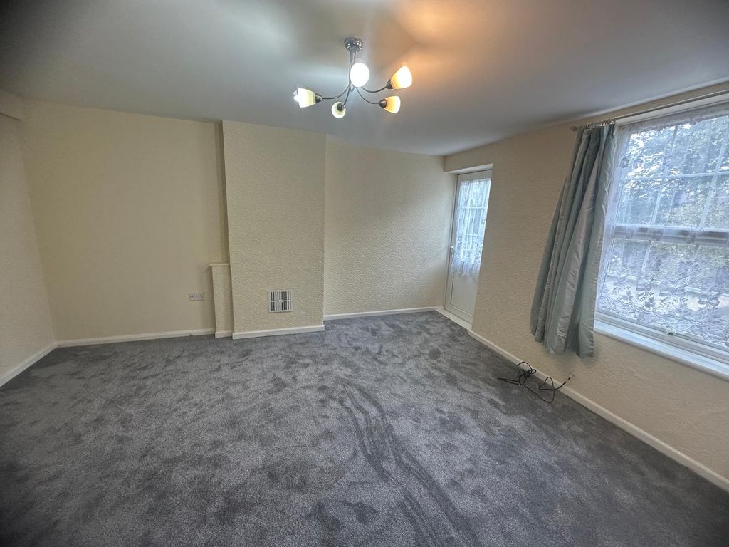 2 bed flat to rent in Lodge Avenue, Dagenham, Essex RM9, £1,650 pcm