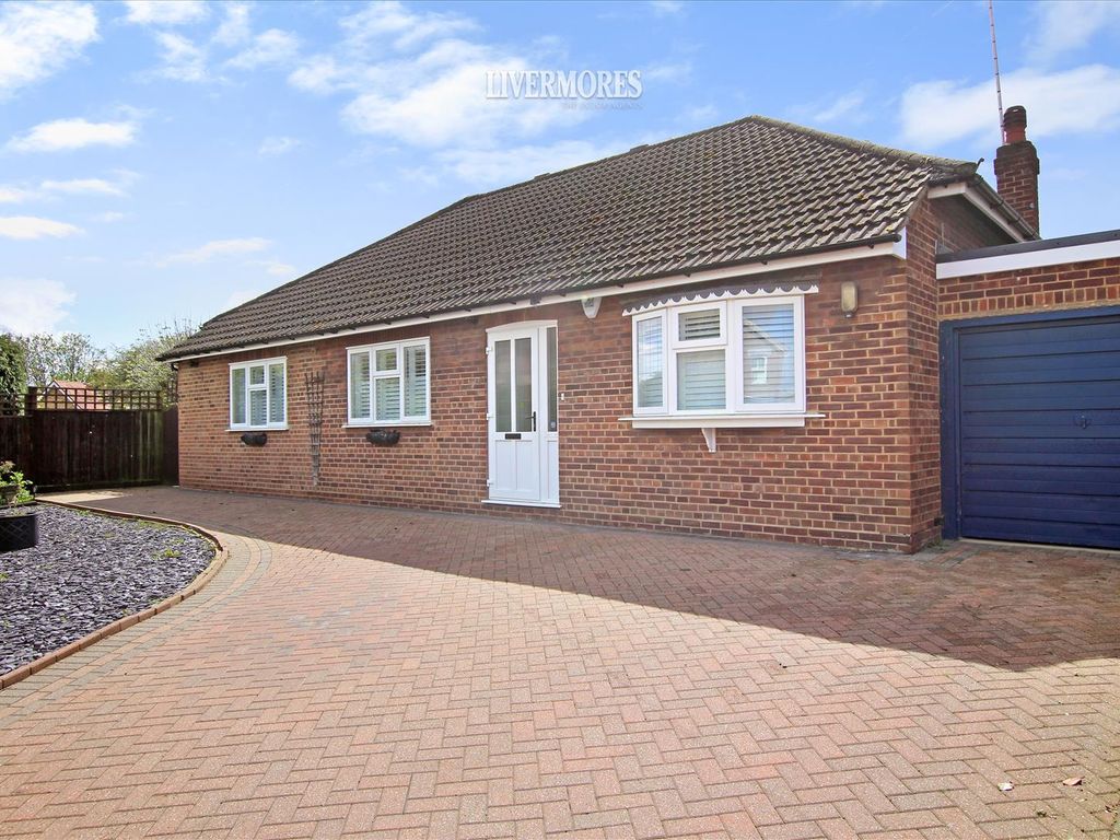 4 bed detached bungalow for sale in Park Crescent, Erith DA8, £650,000