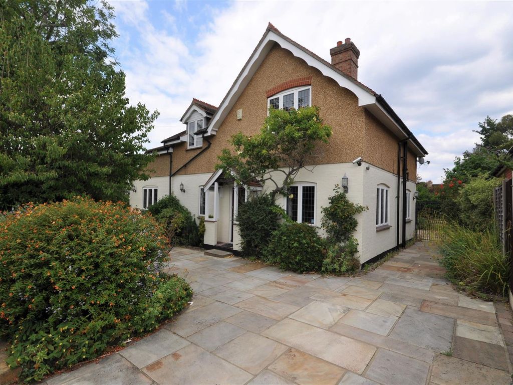 3 bed detached house to rent in Wykeham Avenue, Hornchurch RM11 Zoopla