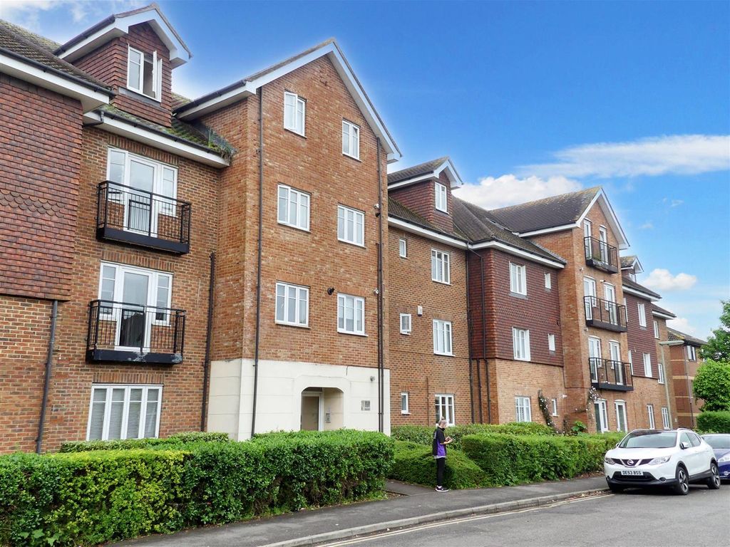 2 bed property for sale in Lumley Road, Horley RH6, £265,000 Zoopla