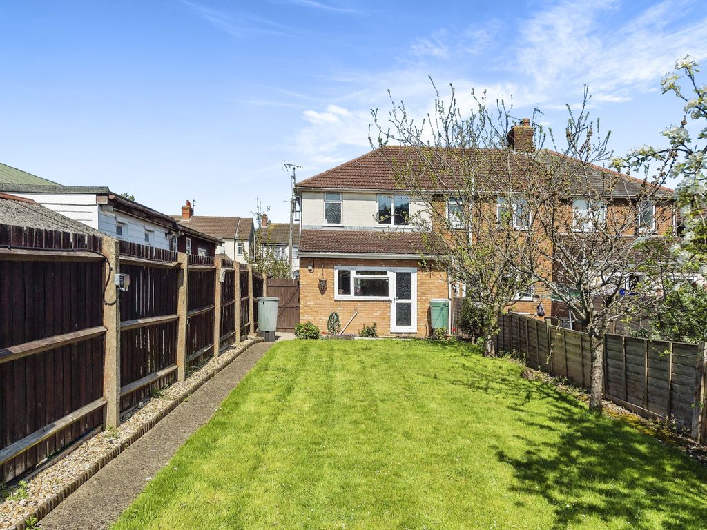 2 bed end terrace house for sale in Luton Road, Dunstable LU5 Zoopla