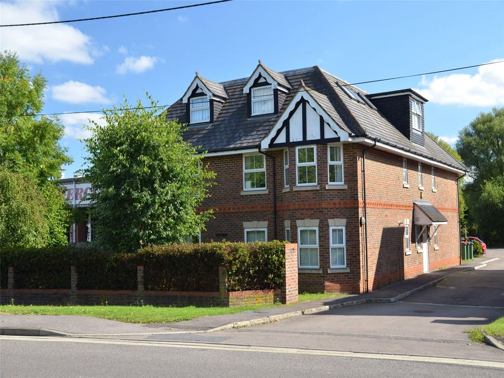 2 bed flat to rent in Stoneleigh Court, Theale, Reading, Berkshire RG7