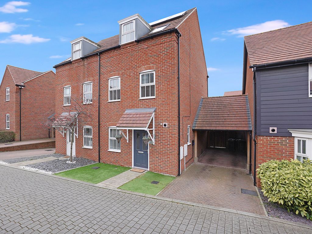 4 bed semidetached house for sale in Merriall Close, Castle Hill
