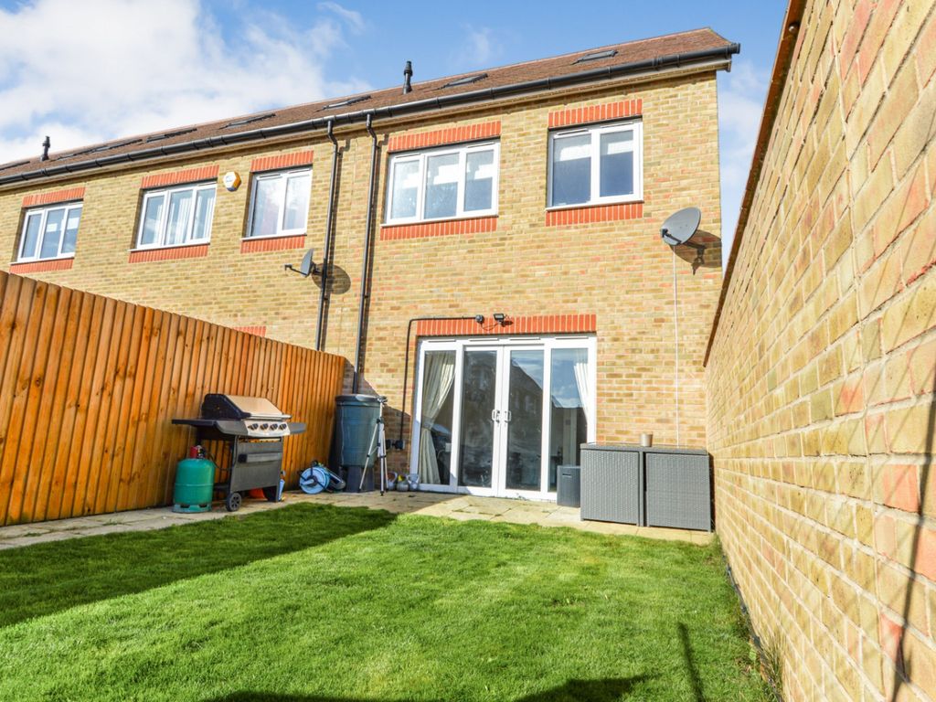 4 bed end terrace house for sale in Kiln Way, St Andrews Park, Halling