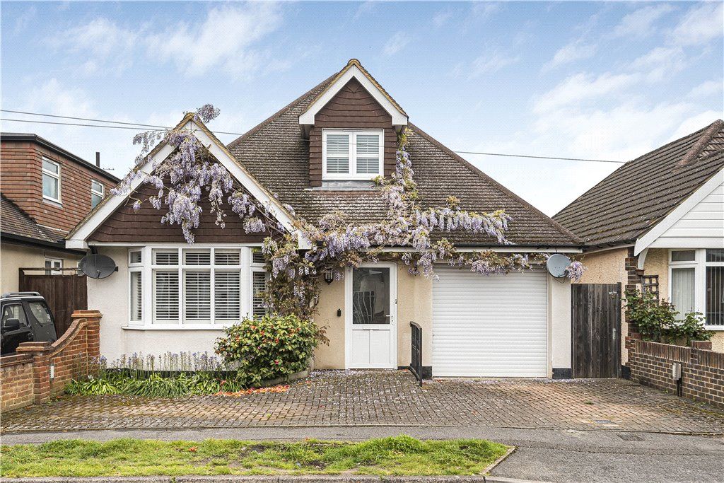 3 bed bungalow for sale in Mowbray Avenue, Byfleet, West Byfleet