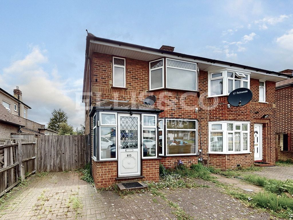 3 bed semidetached house for sale in Honeypot Lane, Stanmore