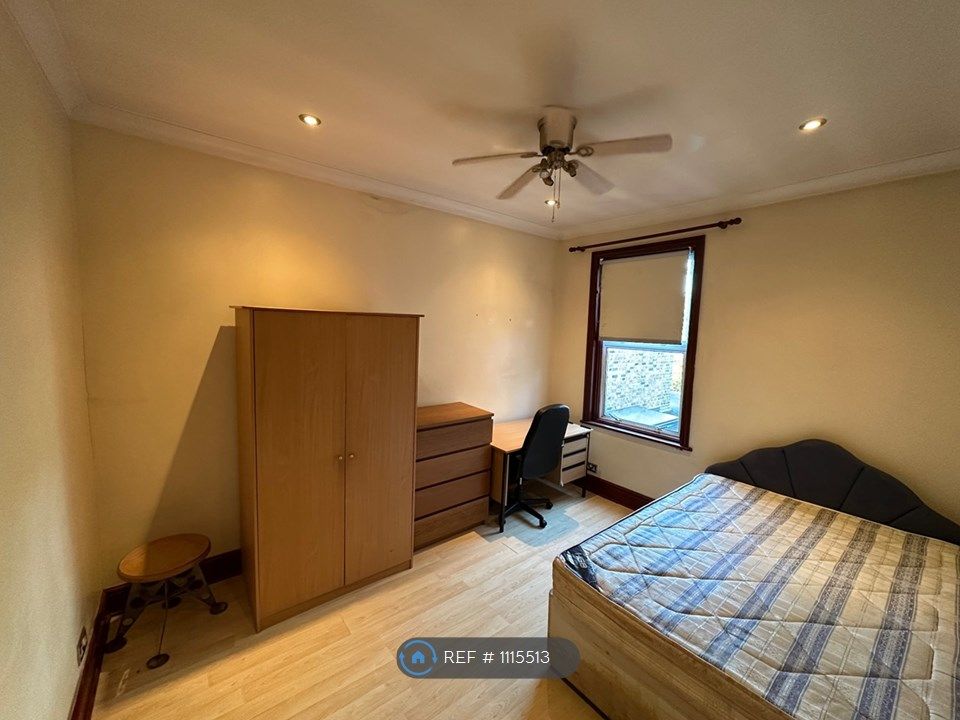 4 bed terraced house to rent in Leytonstone Road, London E15, £3,250