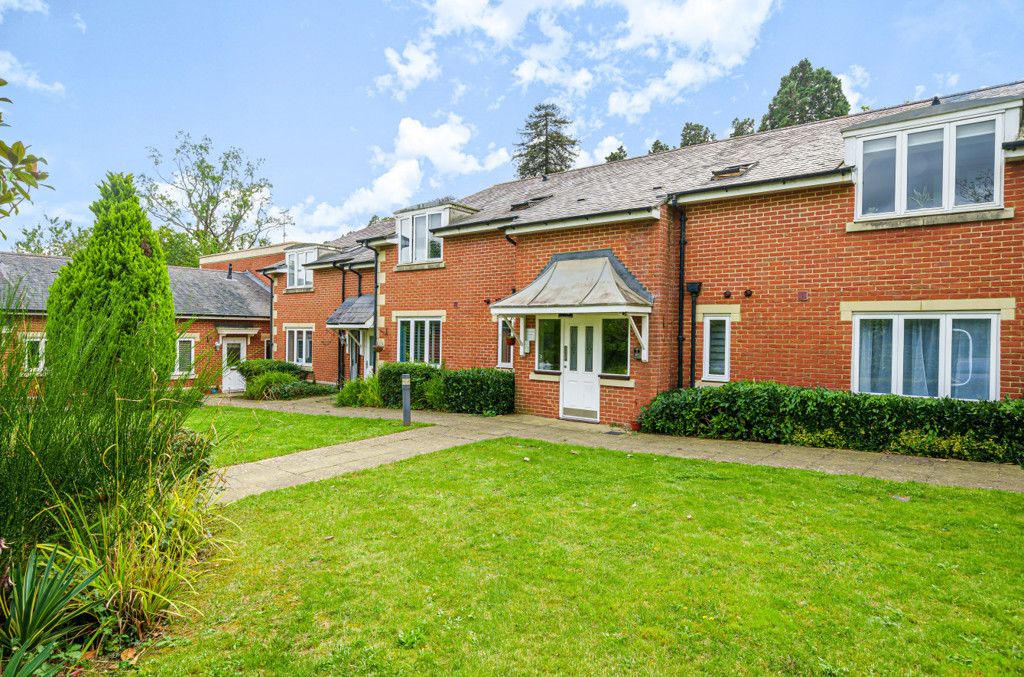 2 bed flat for sale in Royal Earlswood Park, Redhill RH1, £300,000 Zoopla