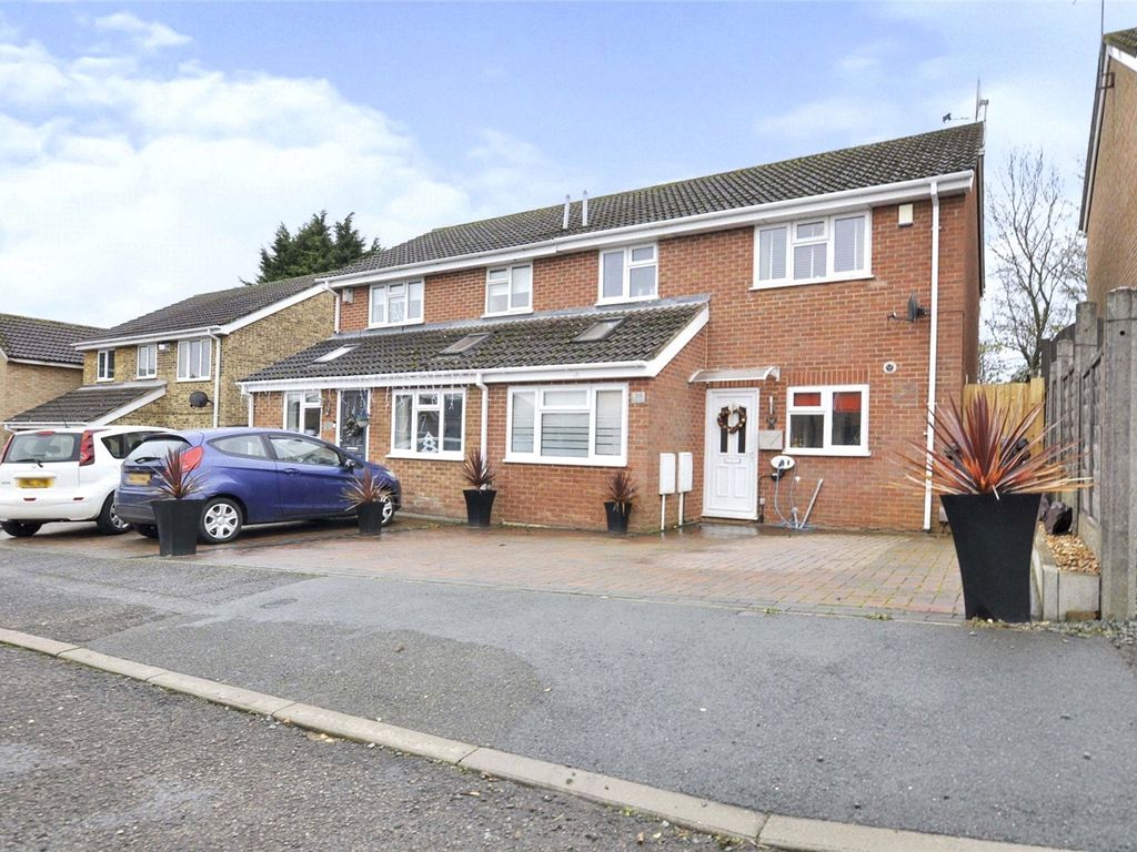 4 bed semidetached house for sale in Deansway, Northampton NN3, £