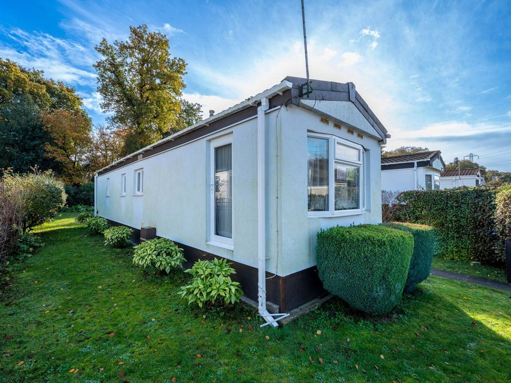 2 bed mobile/park home for sale in Warren Lane, Pyrford, Woking GU22