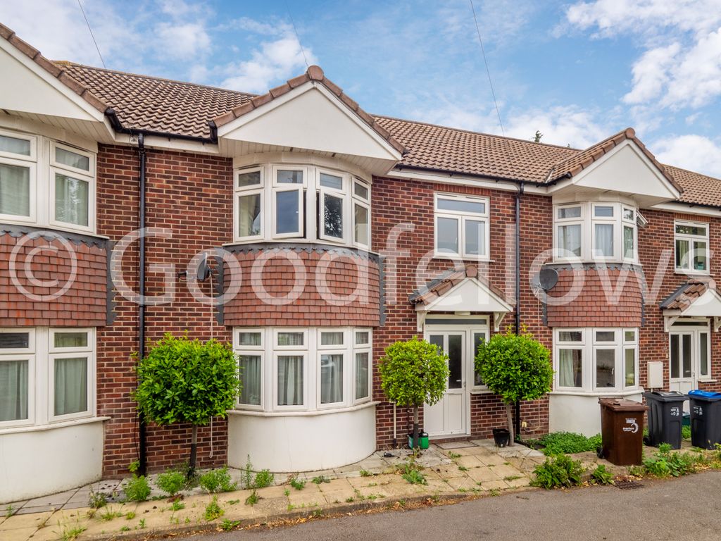 3 bed detached house to rent in Dalton Avenue, Mitcham, Surrey CR4, £2,200 pcm Zoopla
