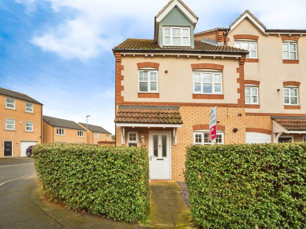 4 bed semidetached house for sale in Grove Close, Hemsworth