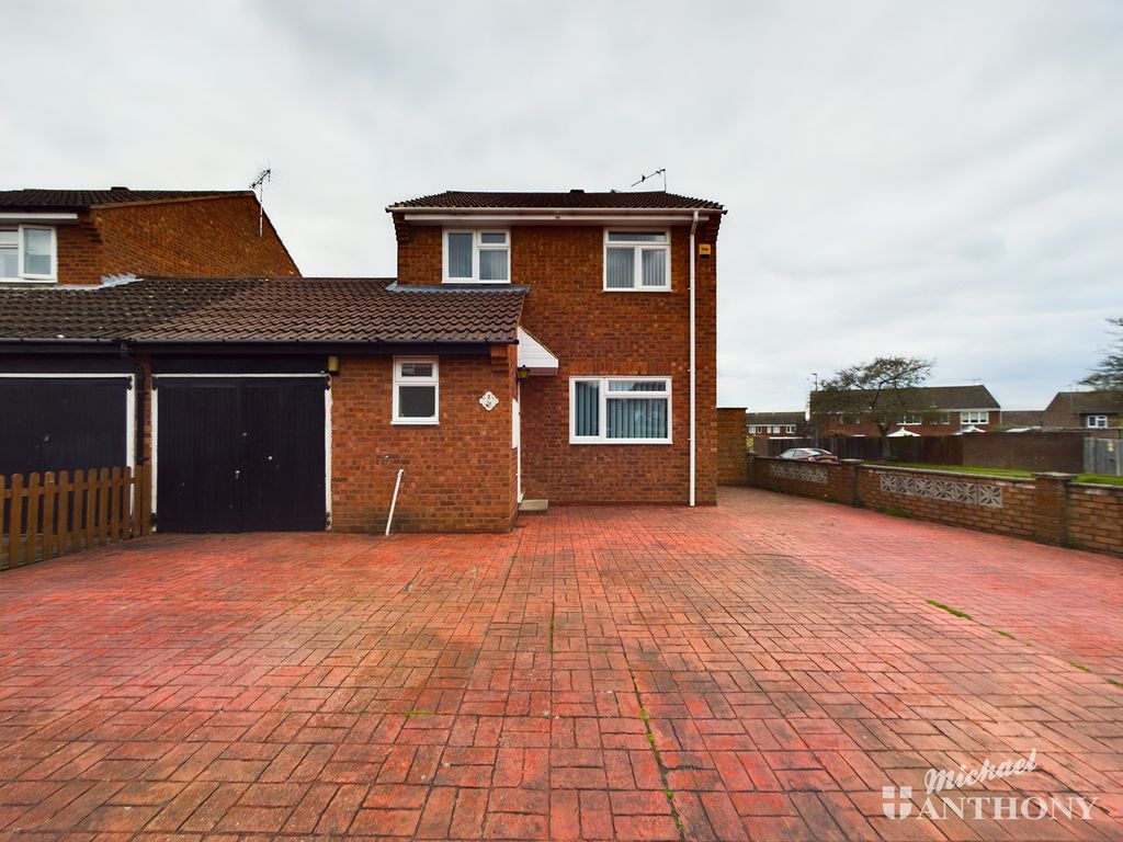 4 bed detached house for sale in Hemingway Road, Aylesbury