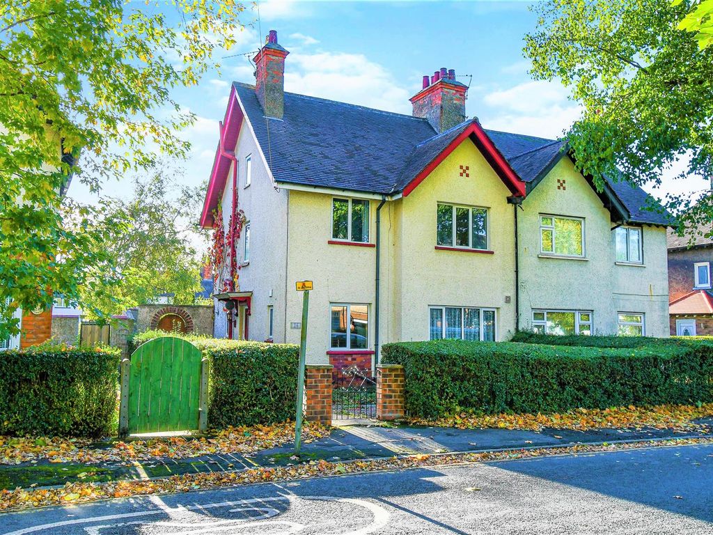 3 bed semidetached house for sale in Laburnum Avenue, Garden Village