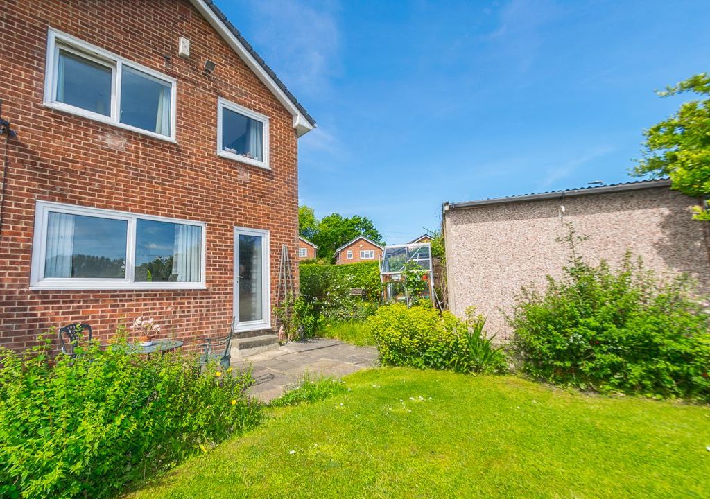 3 bed detached house for sale in Whitley Spring Crescent, Ossett WF5, £