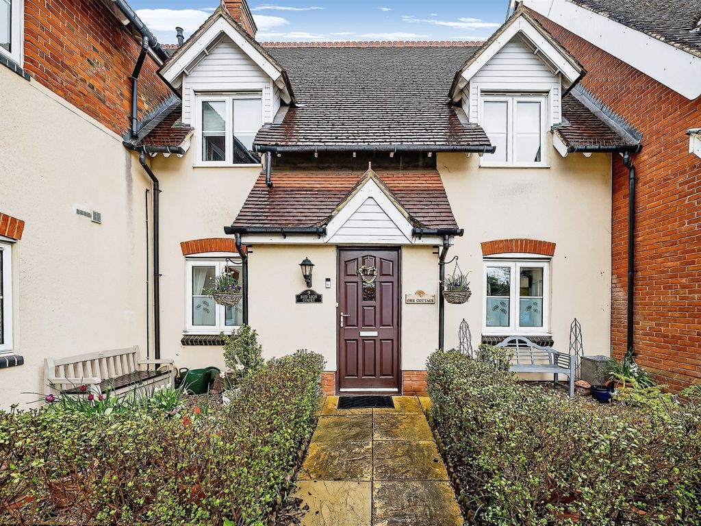 2 bed flat for sale in Woburn Road, Heath And Reach, Leighton Buzzard