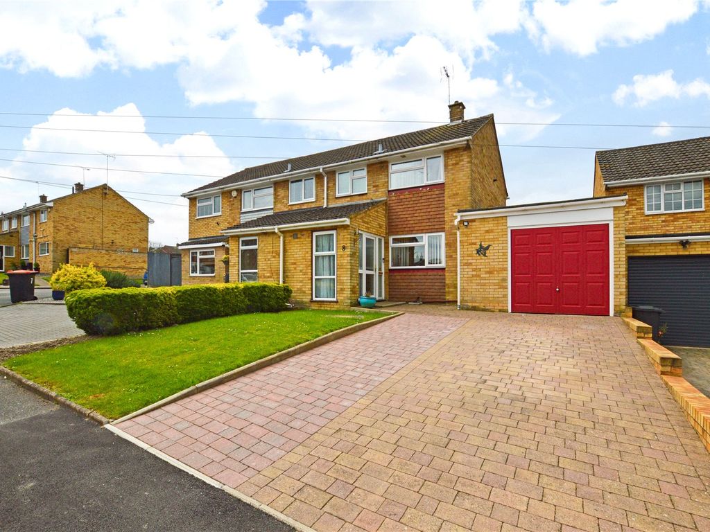 3 bed semidetached house for sale in Tarnside Close, Dunstable