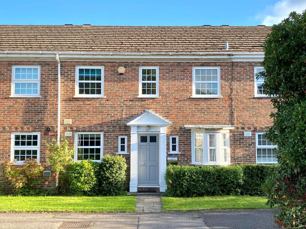 3 bed terraced house to rent in Benyon Court, Bath Road, Reading, Berkshire RG1, £1,750 pcm Zoopla