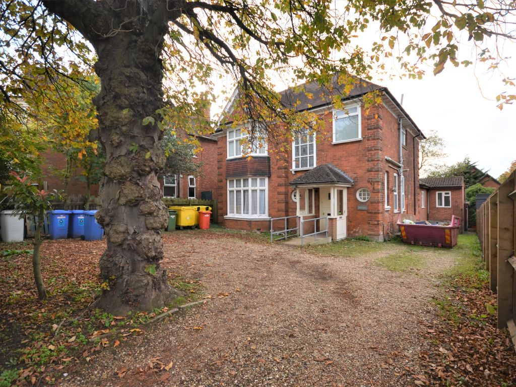 12 bed detached house for sale in Rockingham Road, Kettering NN16, £