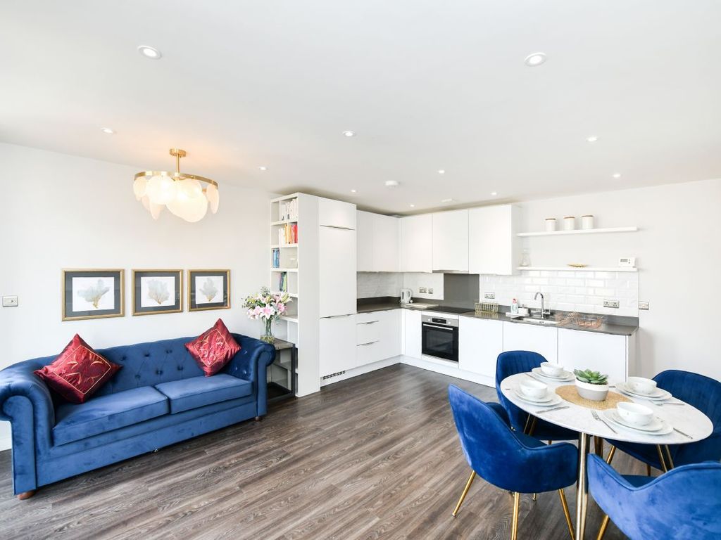 2 bed flat to rent in High Street, Feltham TW13 Zoopla