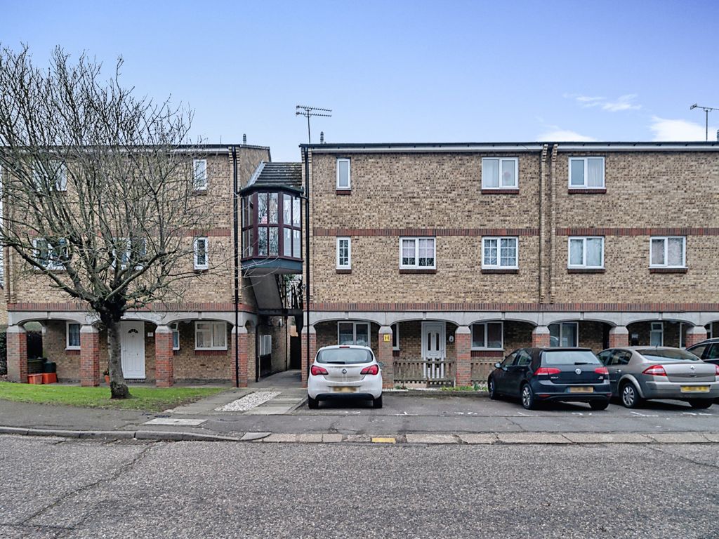 1 bed flat for sale in Woodstock Crescent, Laindon, Basildon, Essex