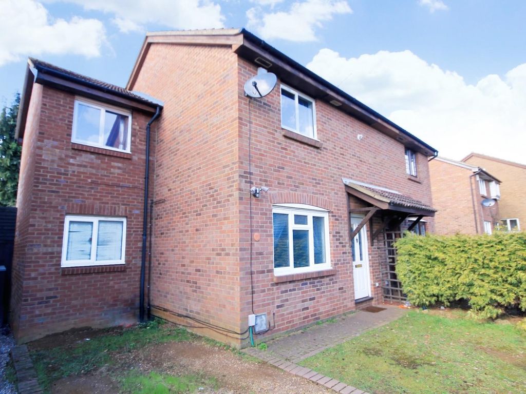 3 bed semidetached house for sale in Beaumont Drive, Cherry Lodge