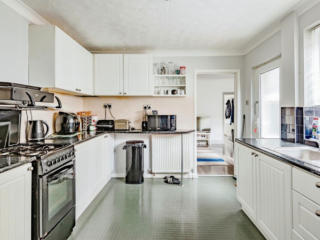 3 bed semidetached house for sale in Ifield Road, Crawley RH11, £