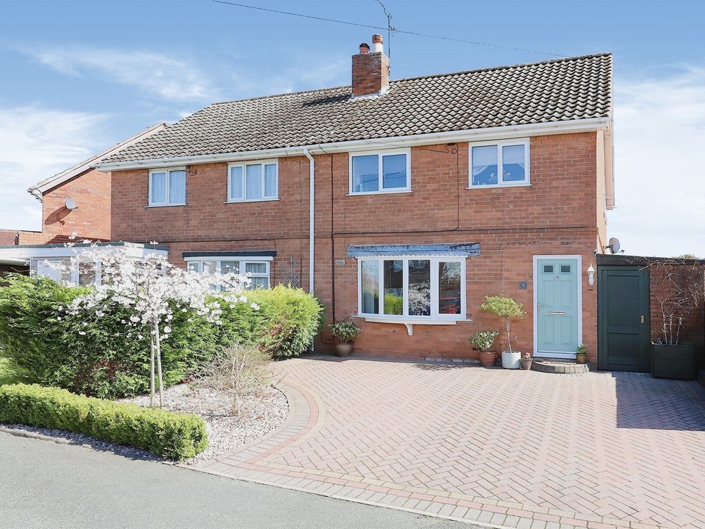 3 bed semidetached house for sale in Orchard Crescent, Castlecroft