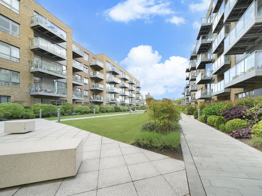 2 bed flat to rent in Compass Court, Smithfield Square, Hornsey N8, £
