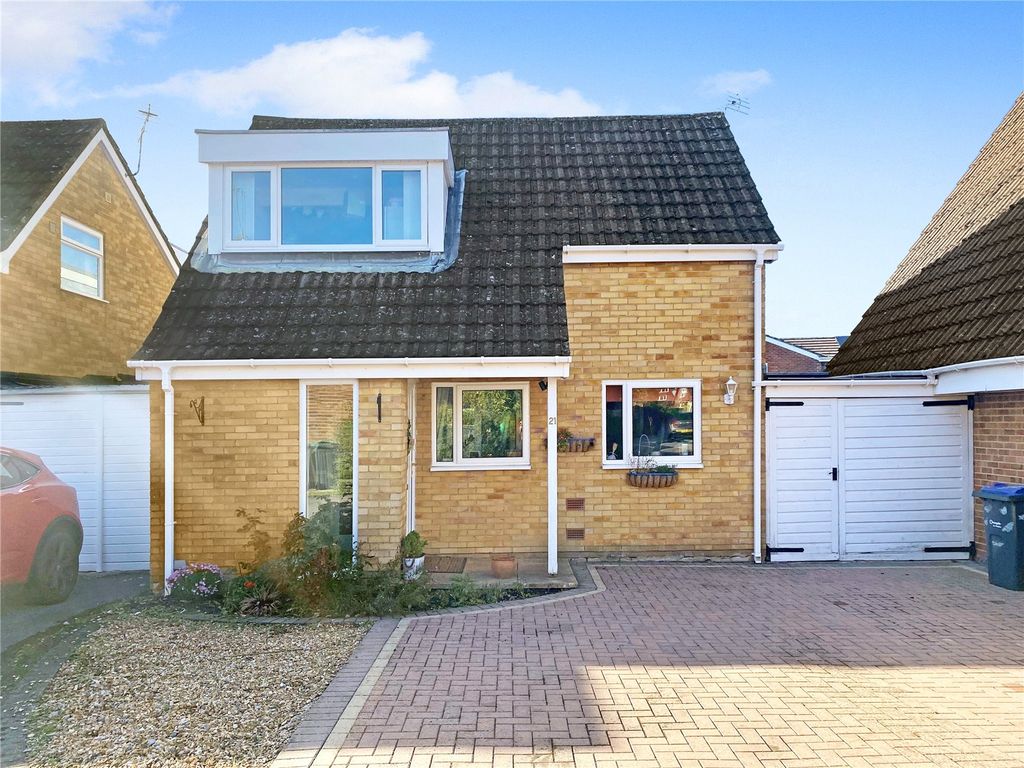 4 bed linkdetached house for sale in Whitethorn Close, Royal Wootton