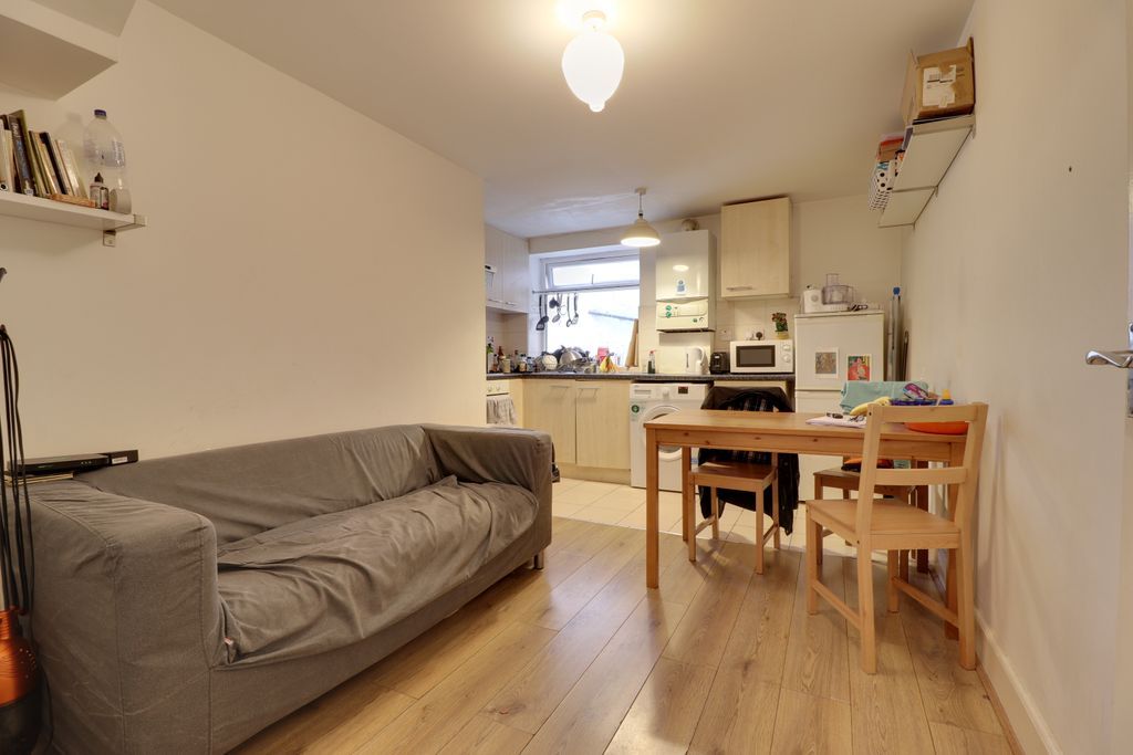 3 bed flat to rent in Amersham Road, London SE14, £2,950 pcm Zoopla