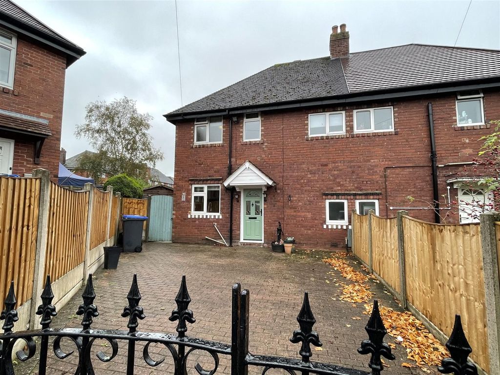 3 bed property for sale in Beatty Road, Leek, Staffordshire ST13, £