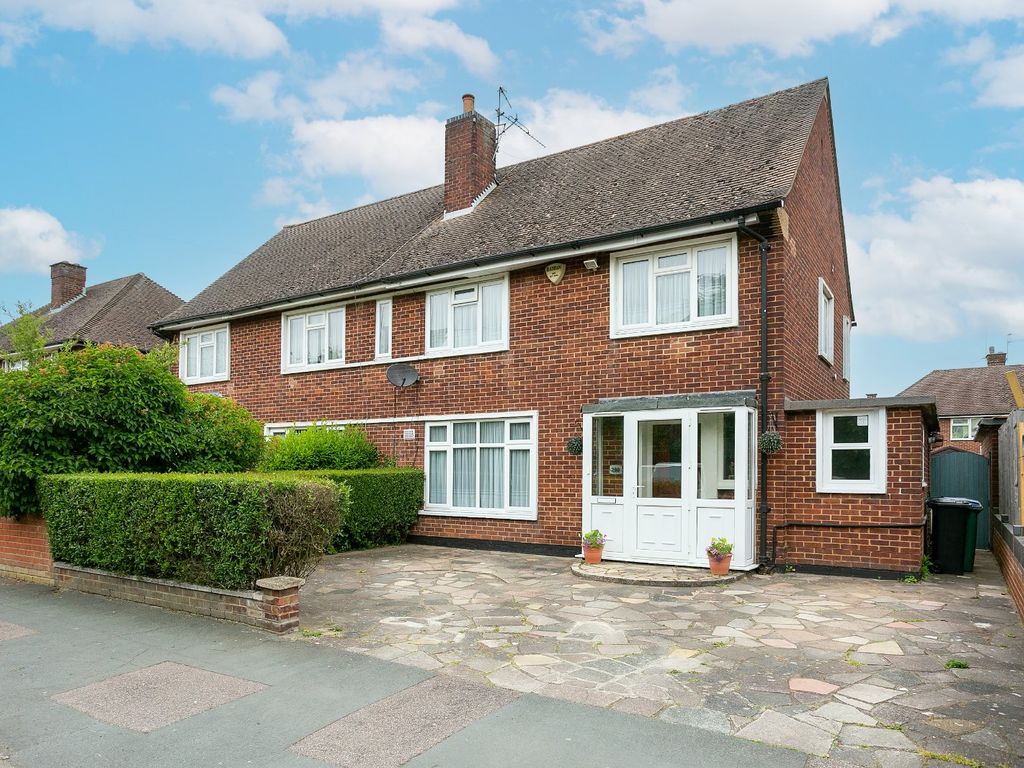 3 bed semidetached house for sale in Leggatts Rise, Watford