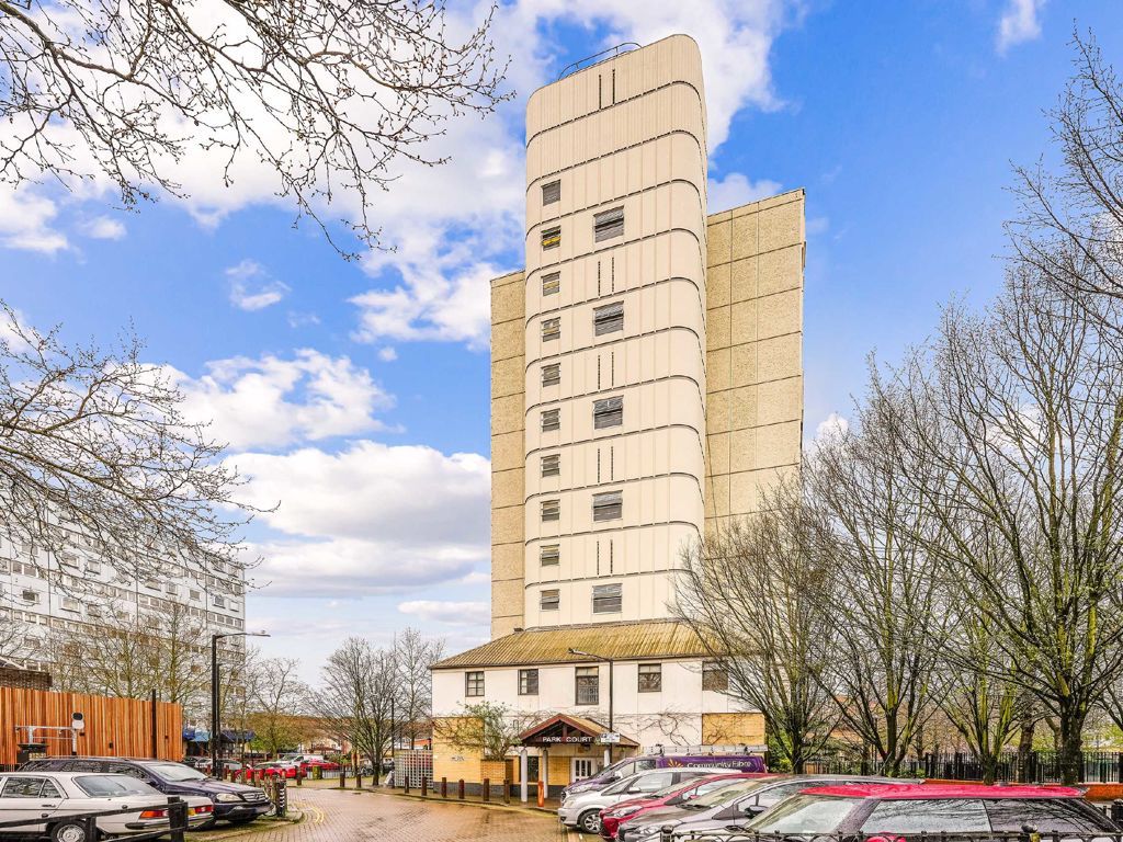 3 bed flat to rent in Battersea Park Road, London SW11, £2,700 pcm Zoopla