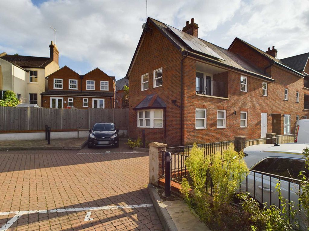 2 bed flat for sale in Alexandra Road, Old Town HP2, £325,000 Zoopla