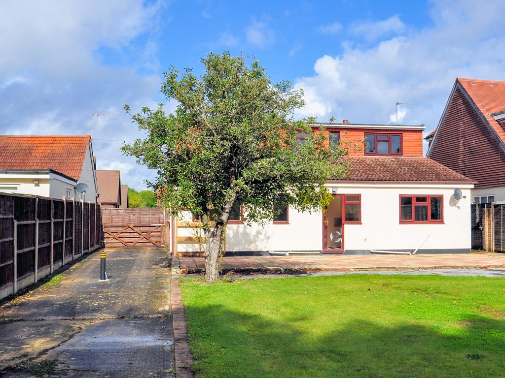 5 bed detached house for sale in Wharf Road, Wraysbury, Staines TW19