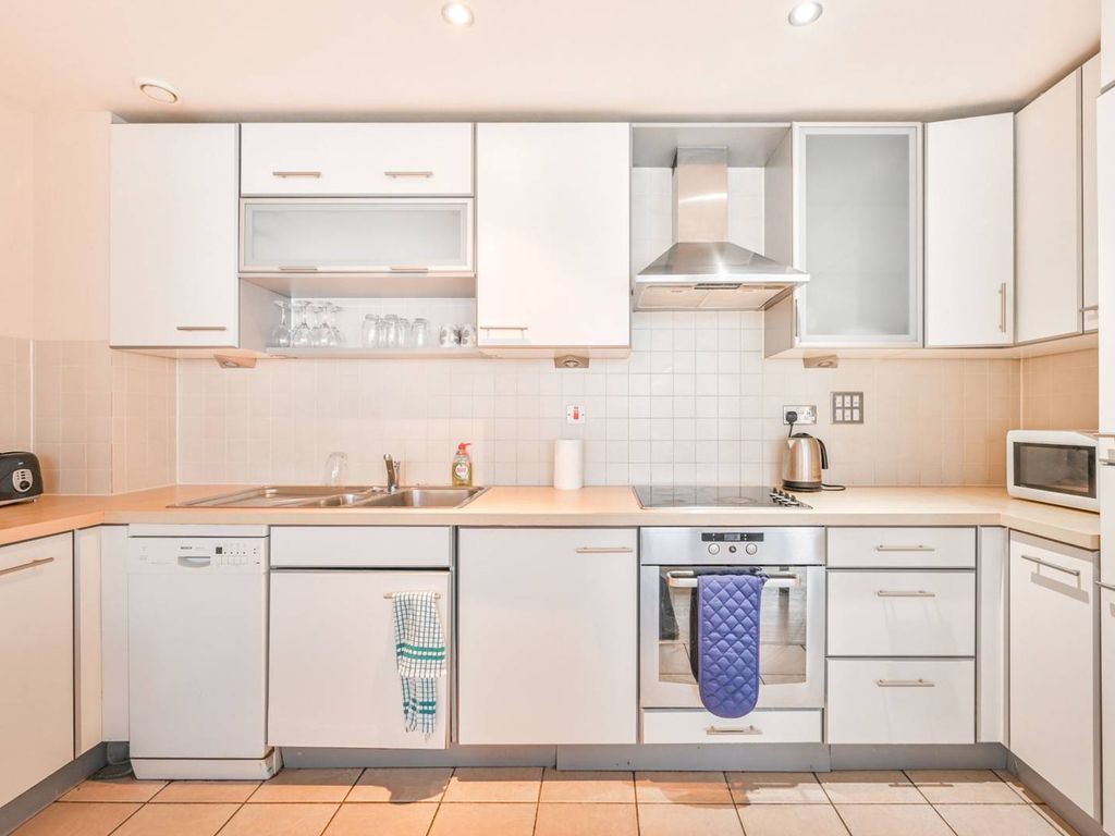 1 bed flat to rent in Baltic Apartments, Docklands E16, £3,467 pcm Zoopla