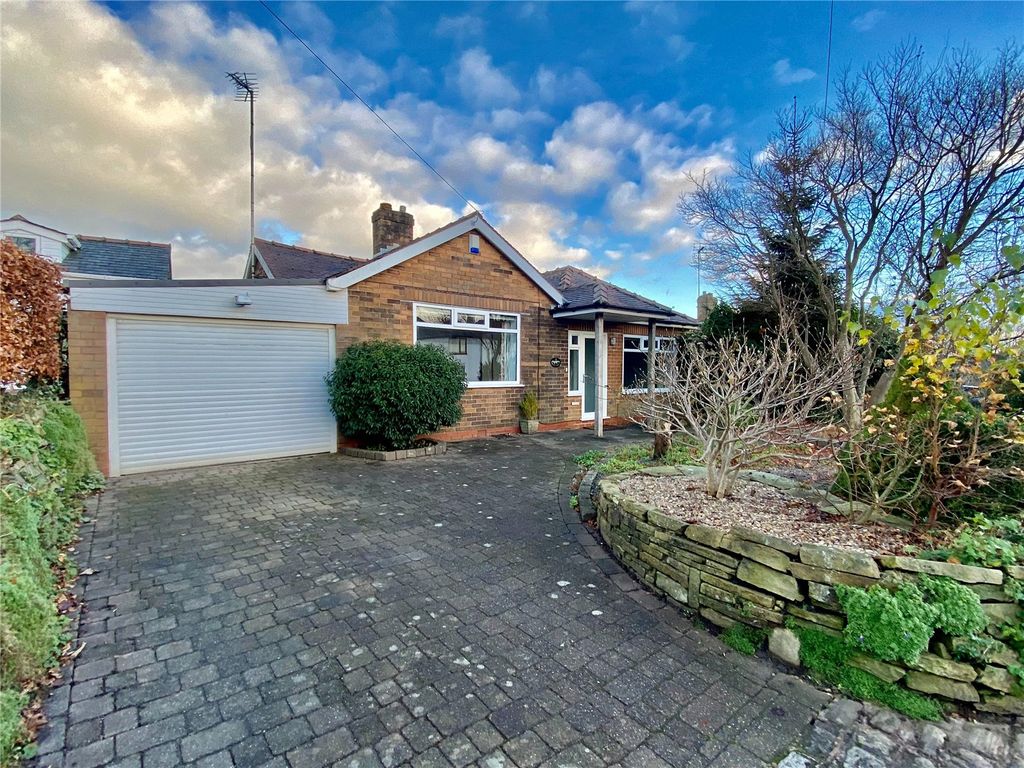 2 bed bungalow to rent in Healds Green, Chadderton, Oldham OL1, £1,100