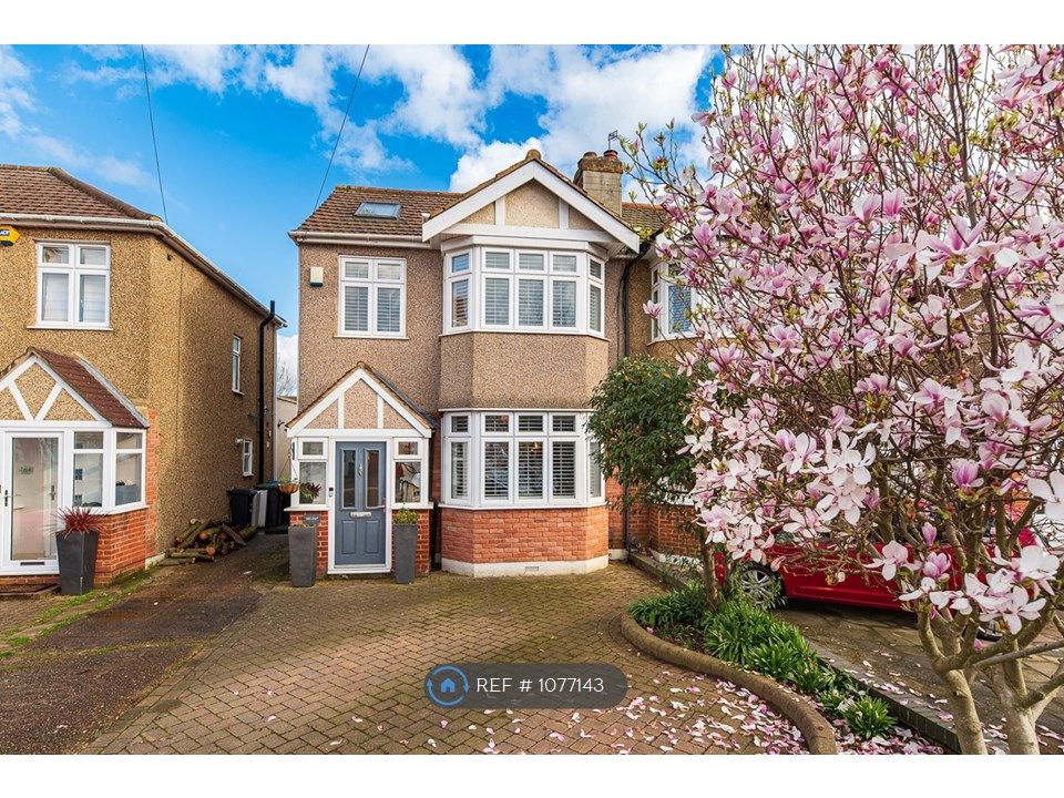 4 bed semidetached house to rent in Willow Road, Enfield EN1, £3,000
