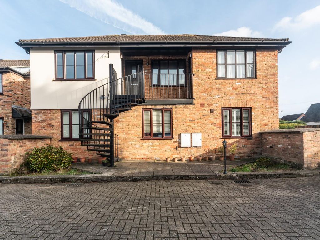 1 bed flat for sale in Berrys Lane, Byfleet, West Byfleet KT14, £