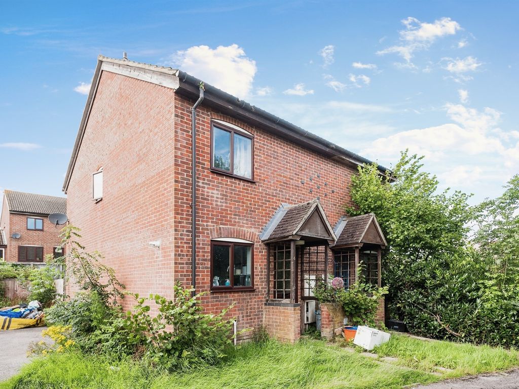 2 bed semidetached house for sale in Stenness Close, Sparcells