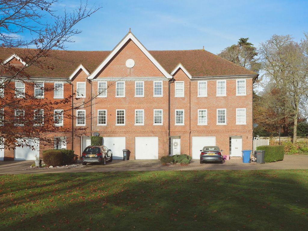 5 bed terraced house to rent in Queens Acre, Windsor SL4, £3,750 pcm