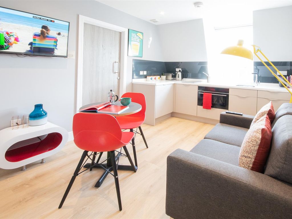 2 bed flat to rent in Lansdowne Street, Southsea PO5, £1,300 pcm Zoopla